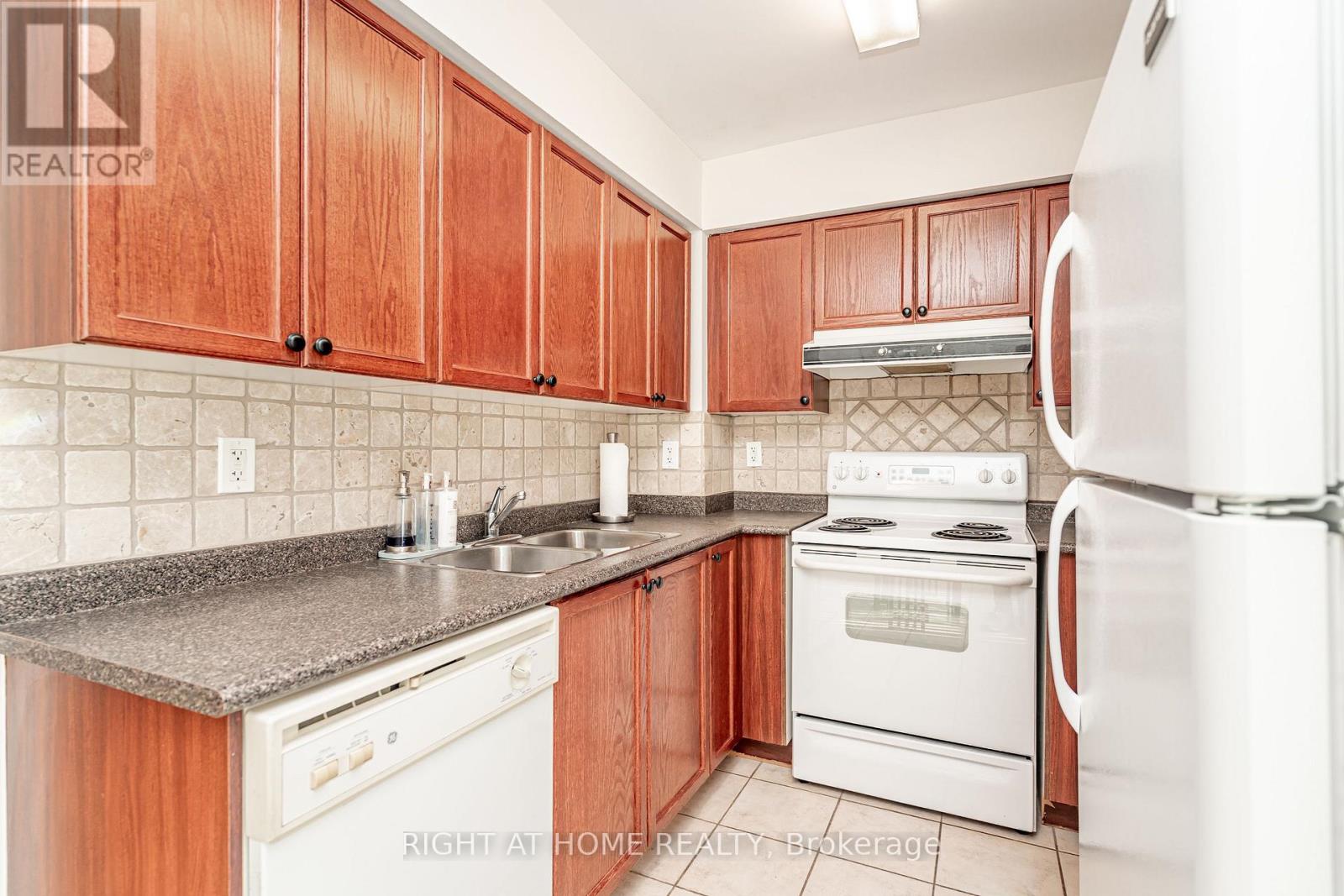 1010 - 23 Oneida Crescent Property Photo 19
