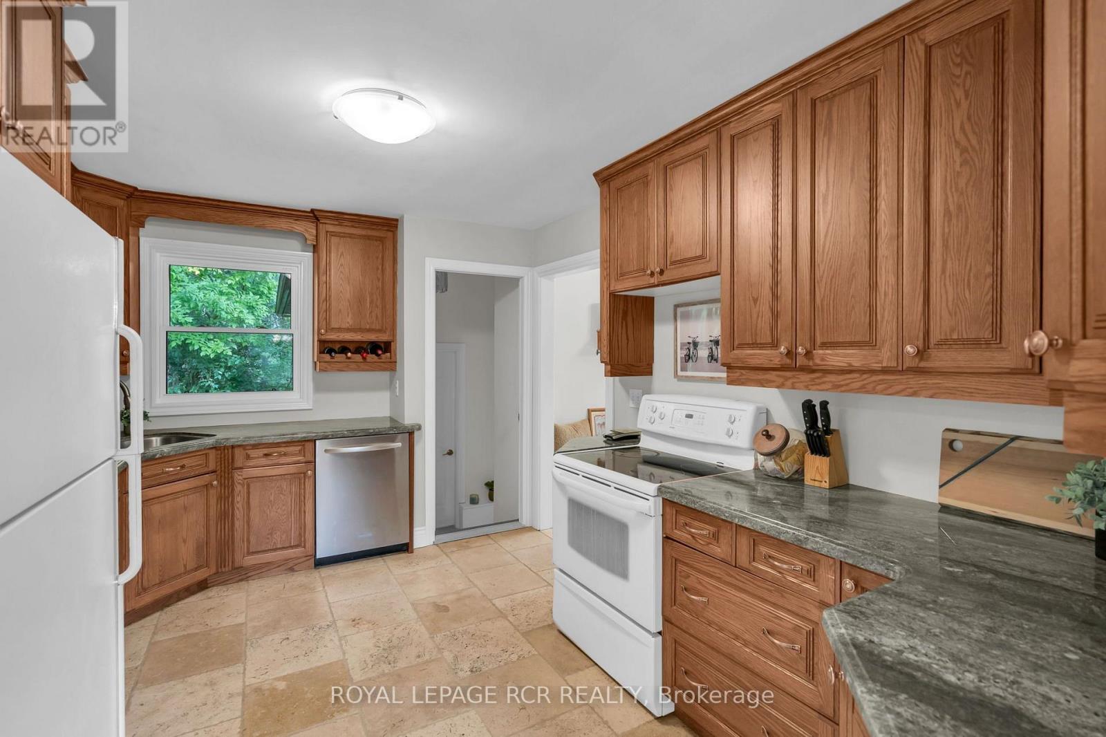 19842 Yonge Street Property Photo 15