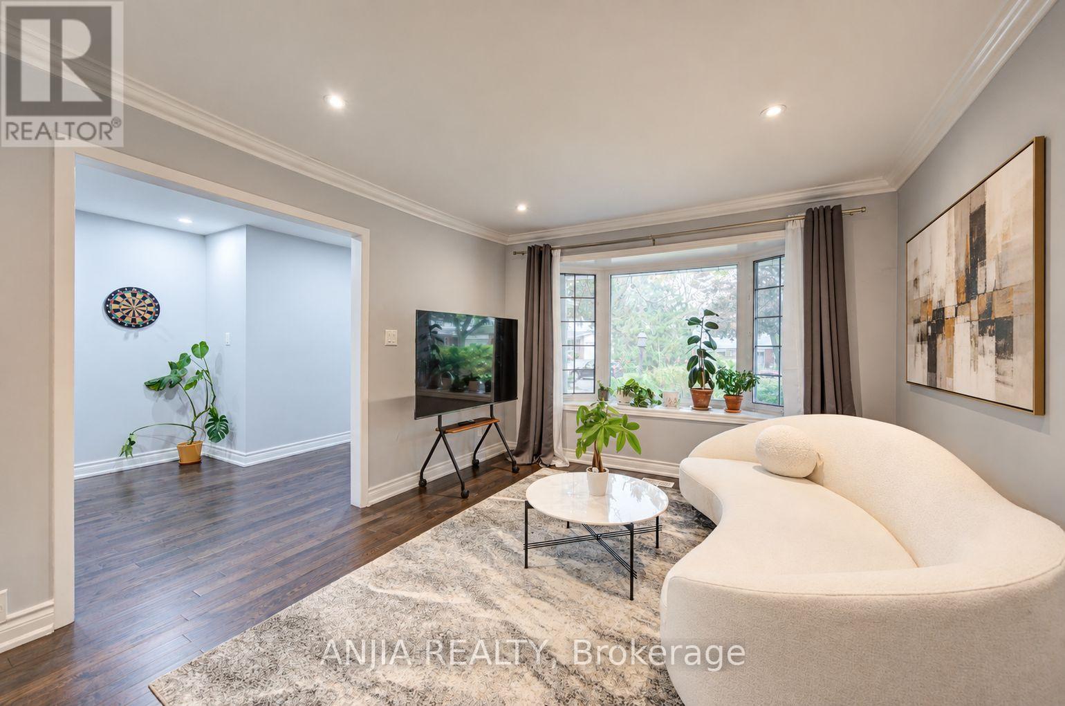 58 Summerfeldt Crescent Property Photo 4