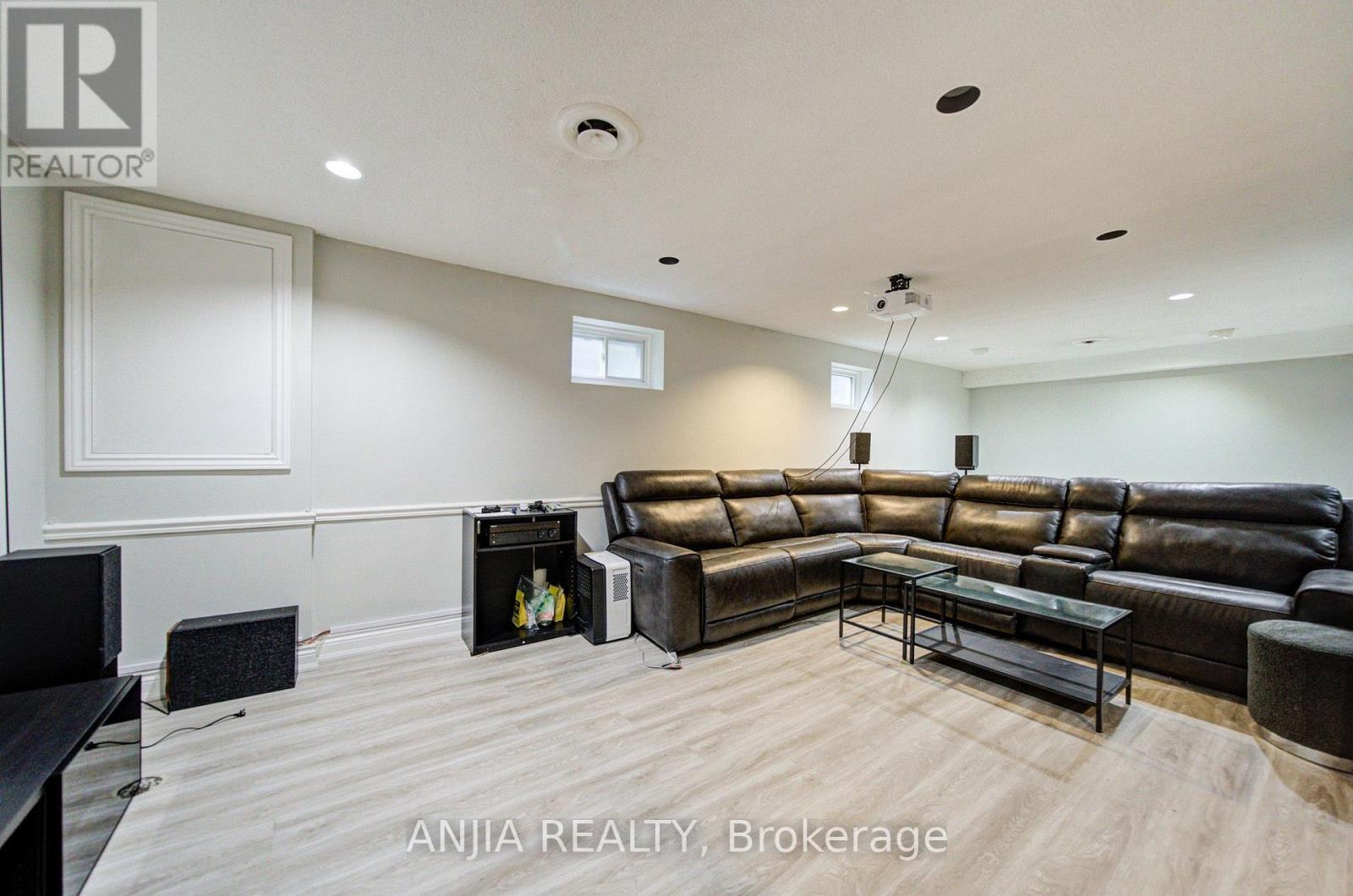 58 Summerfeldt Crescent Property Photo 30