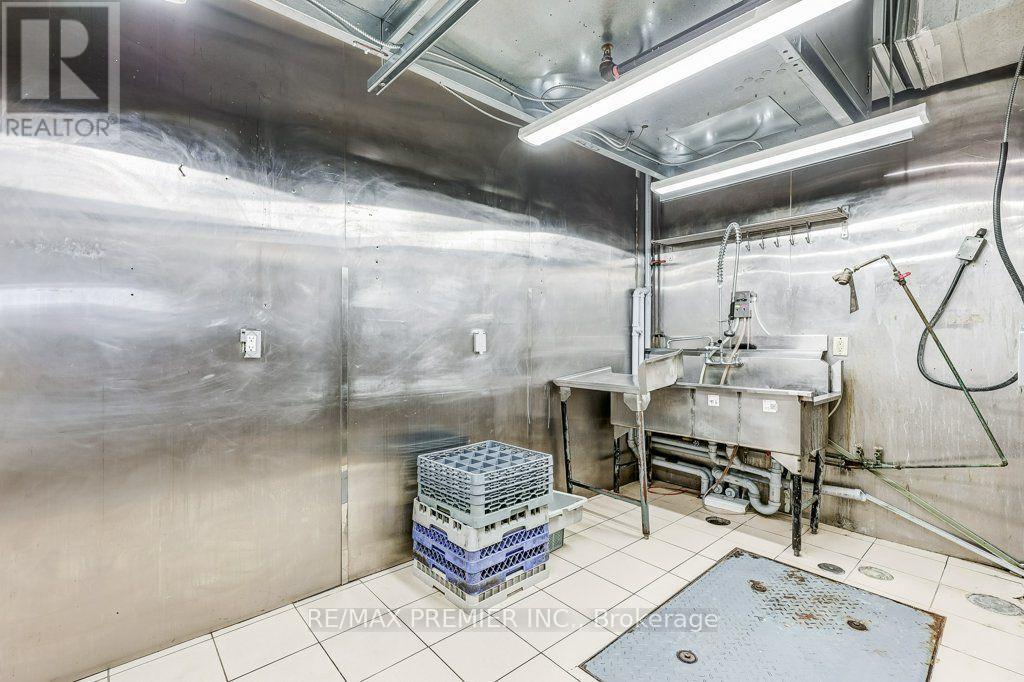 Al 1 & 2 - 140 Woodbridge Avenue Property Photo 14
