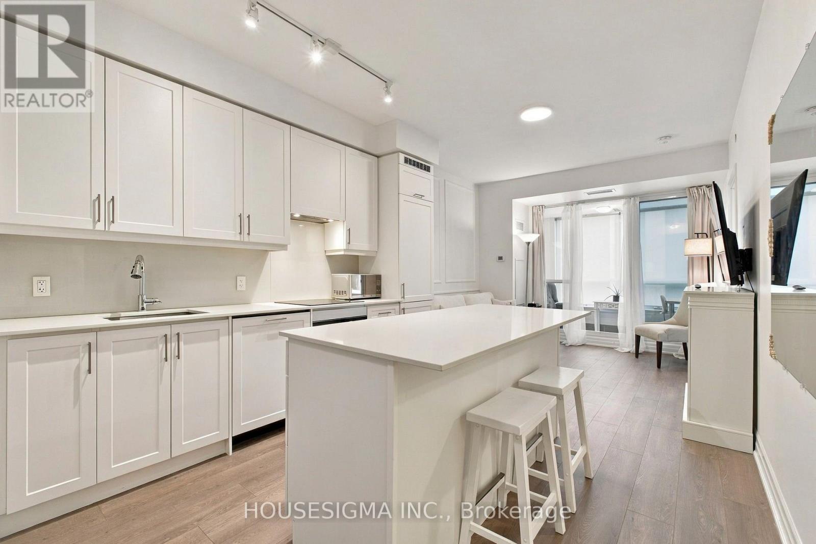 705 - 9085 Jane Street Property Photo 1