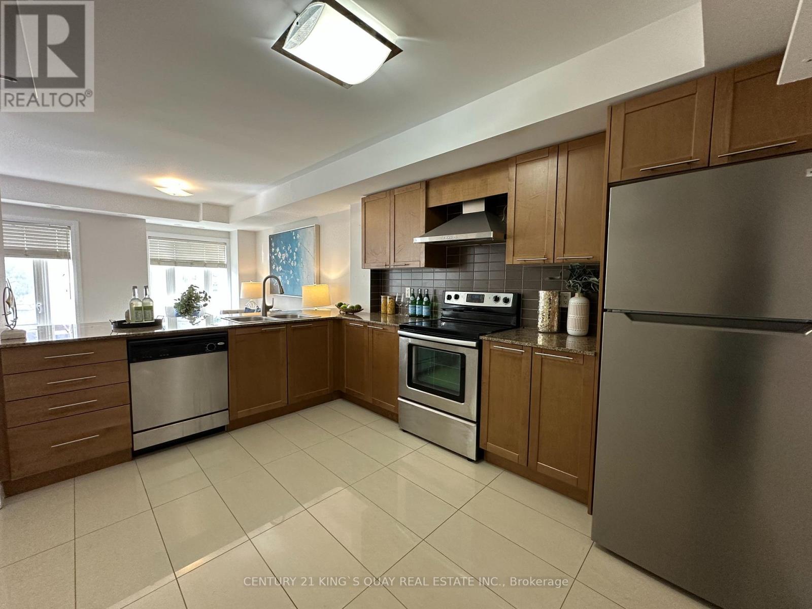241 - 318 John Street Property Photo 10