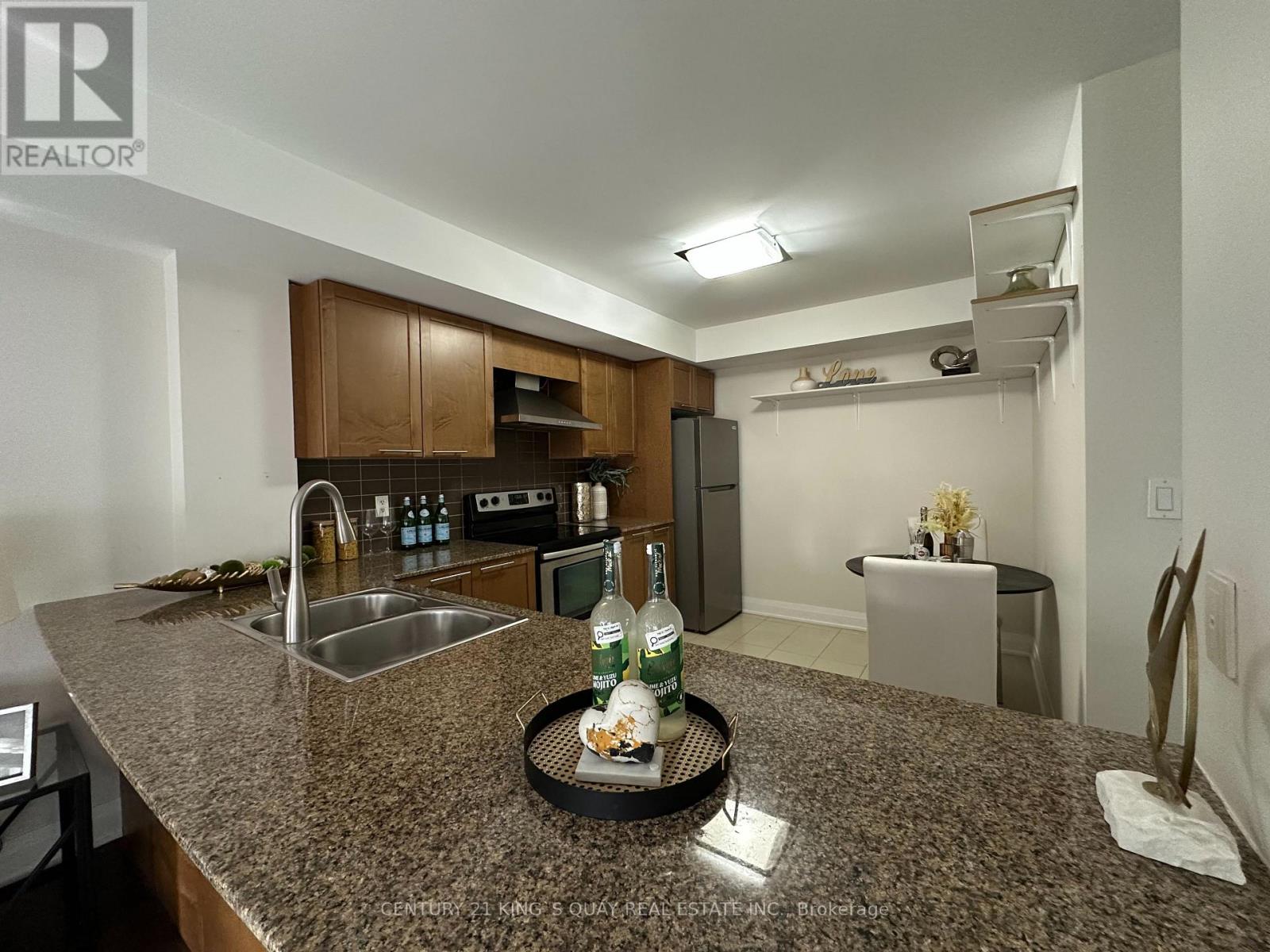 241 - 318 John Street Property Photo 11