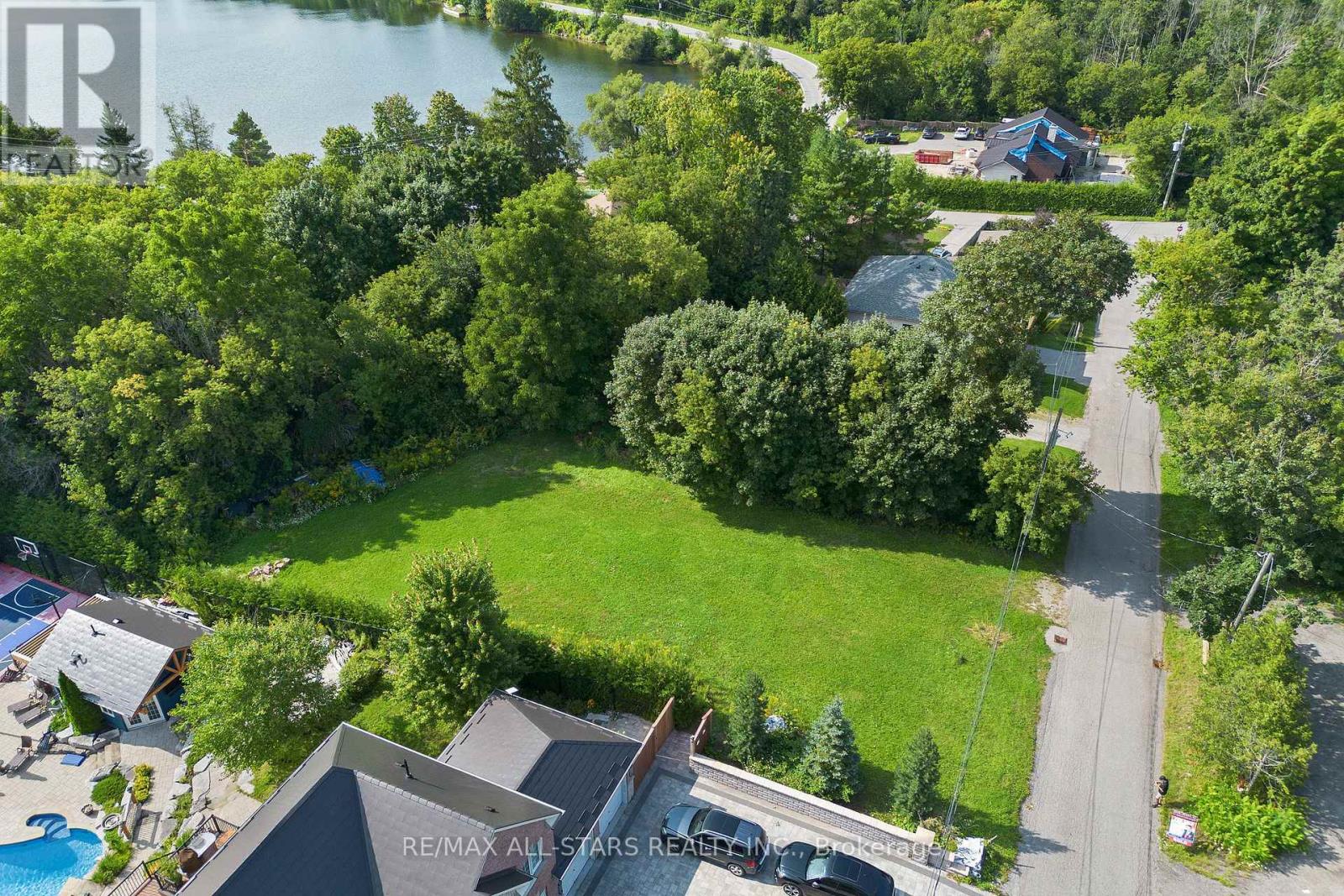 12 Churchill Drive S Property Photo 11