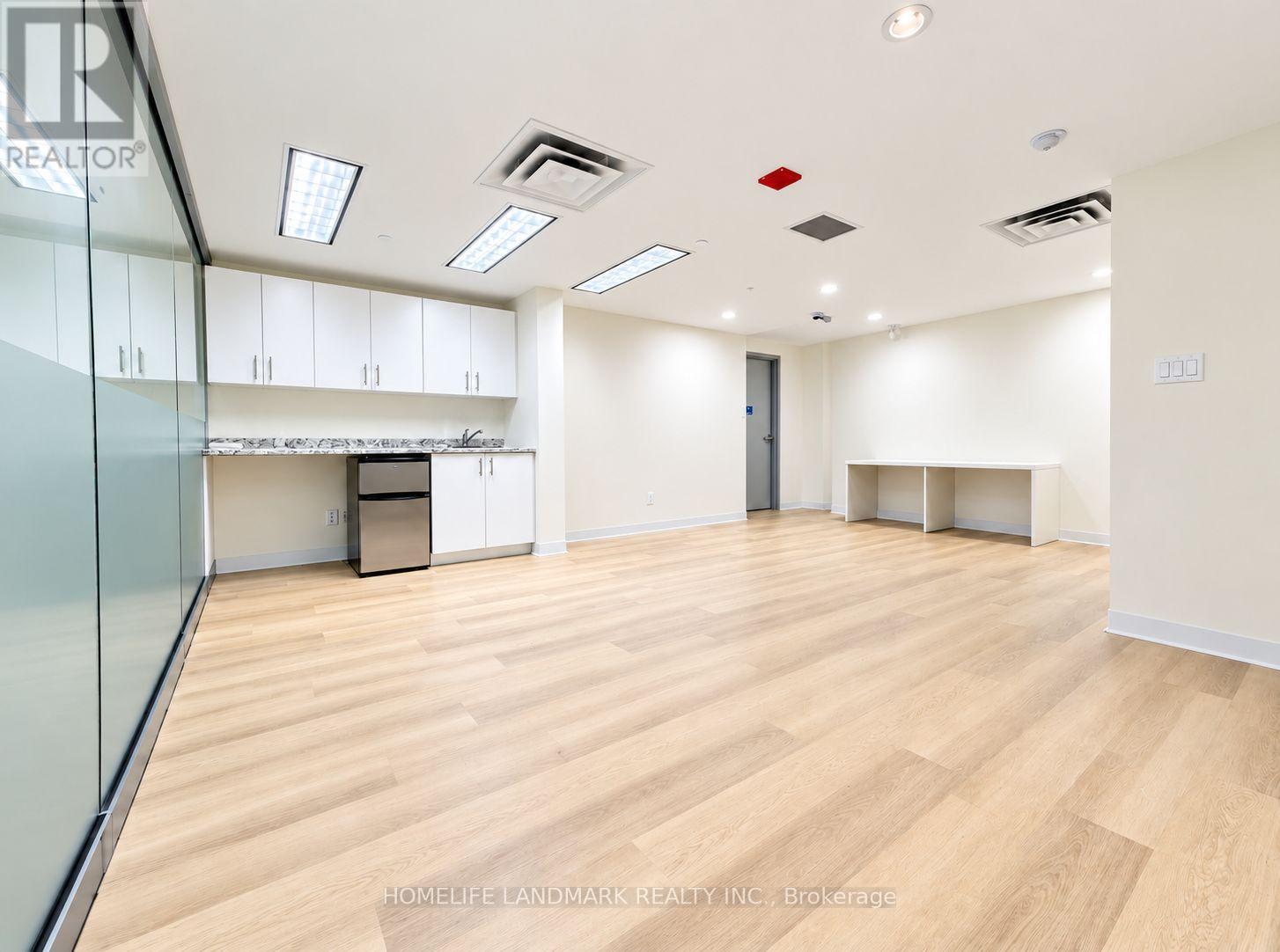 126 - 7155 Woodbine Avenue Property Photo 2
