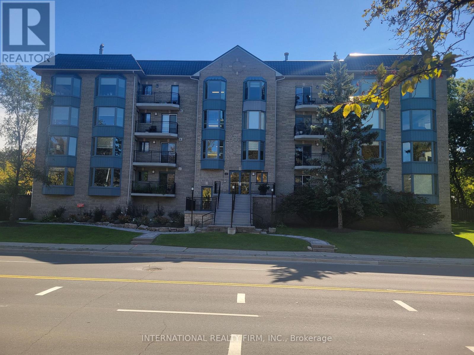 310 - 85 Wellington Street W Property Photo 1