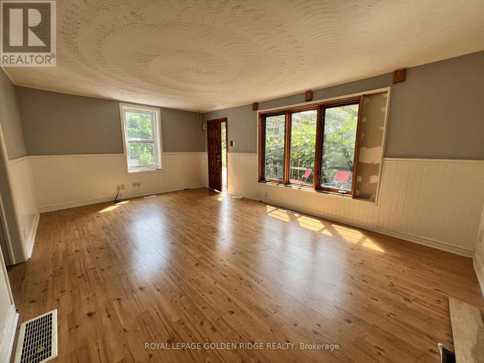 1773 20th Side Road Property Photo 2