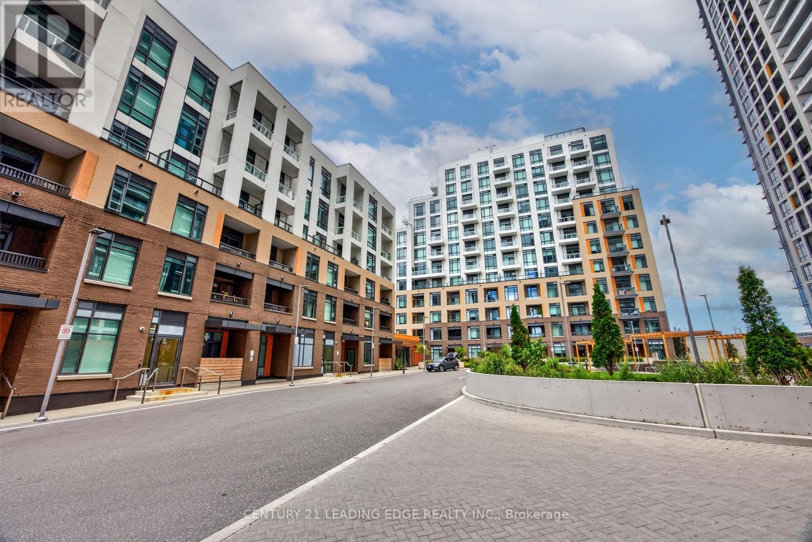 1010 - 8 Beverley Glen Boulevard Property Photo 2