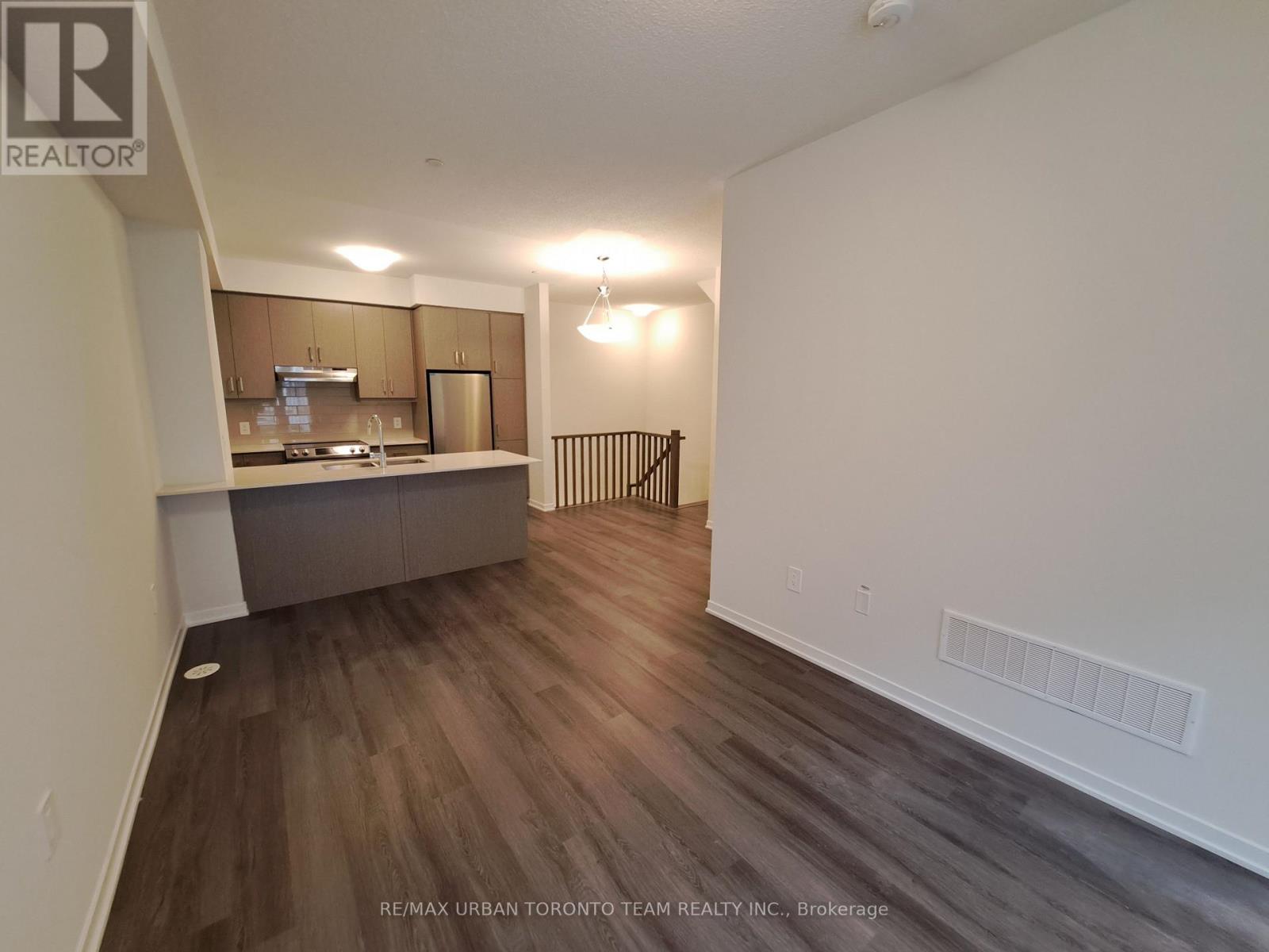 45 - 21 Honeycrisp Crescent Property Photo 4