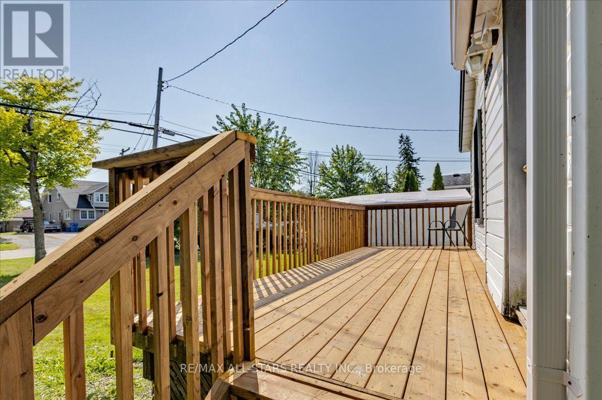 27182 Woodbine Avenue Property Photo 3
