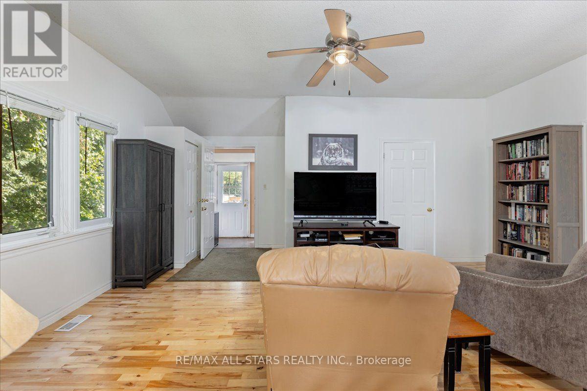 27182 Woodbine Avenue Property Photo 5