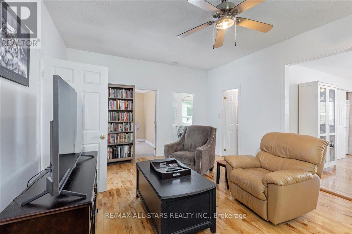 27182 Woodbine Avenue Property Photo 6