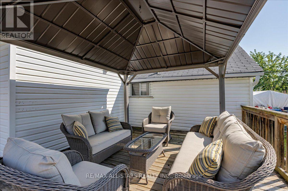 27182 Woodbine Avenue Property Photo 17