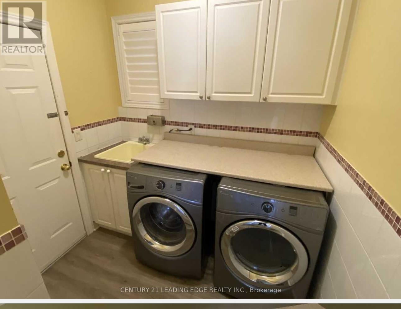 552 Melville Avenue Property Photo 5