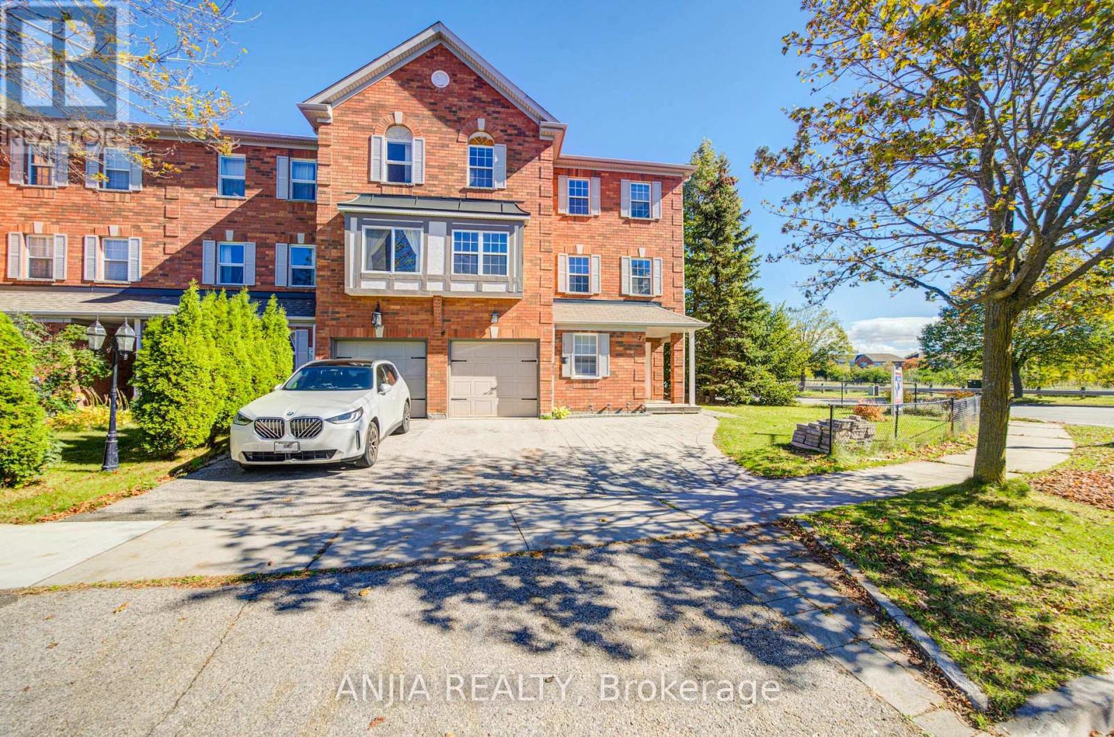 7 Hawtin Lane Property Photo 1