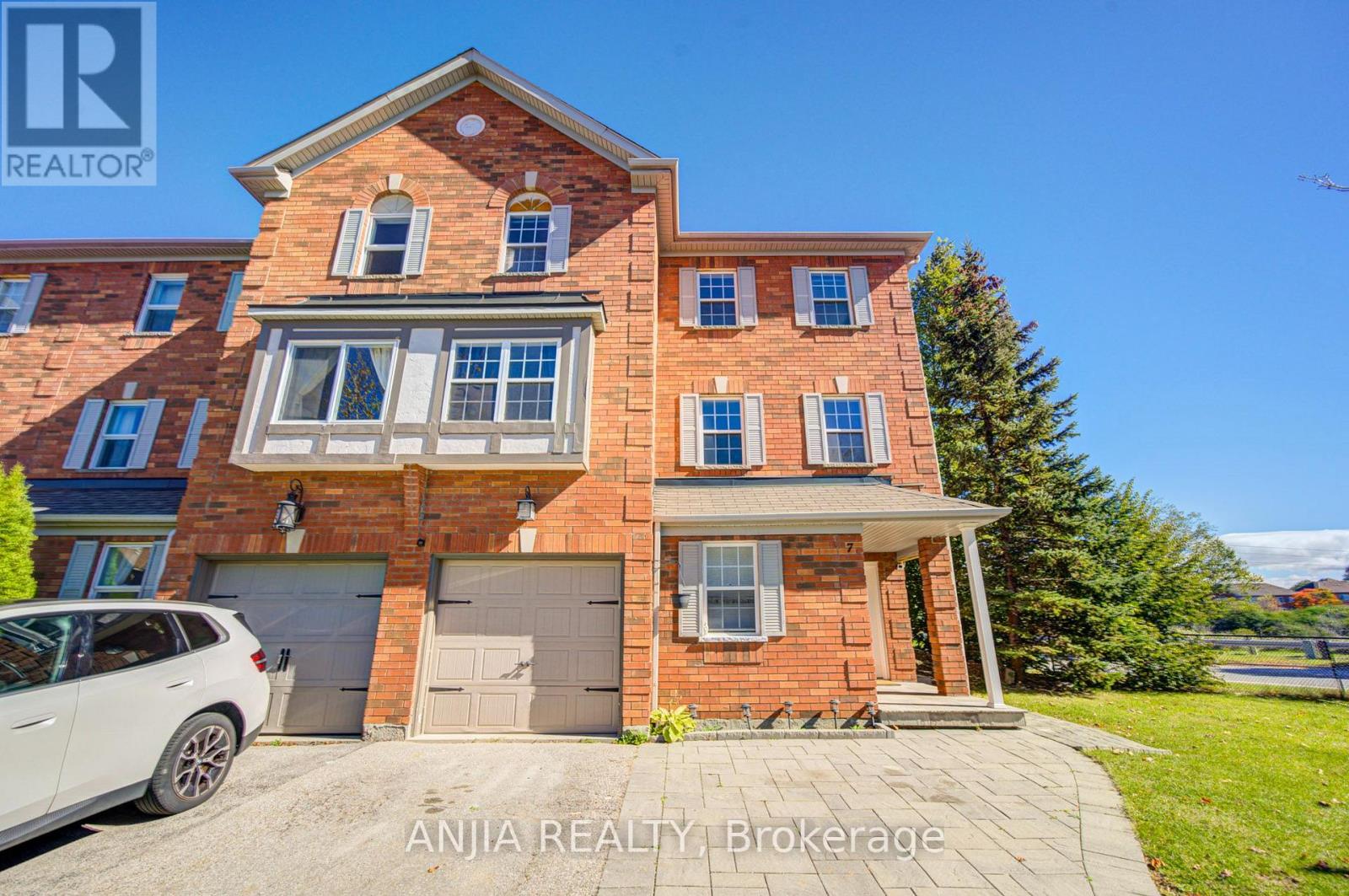 7 Hawtin Lane Property Photo 3