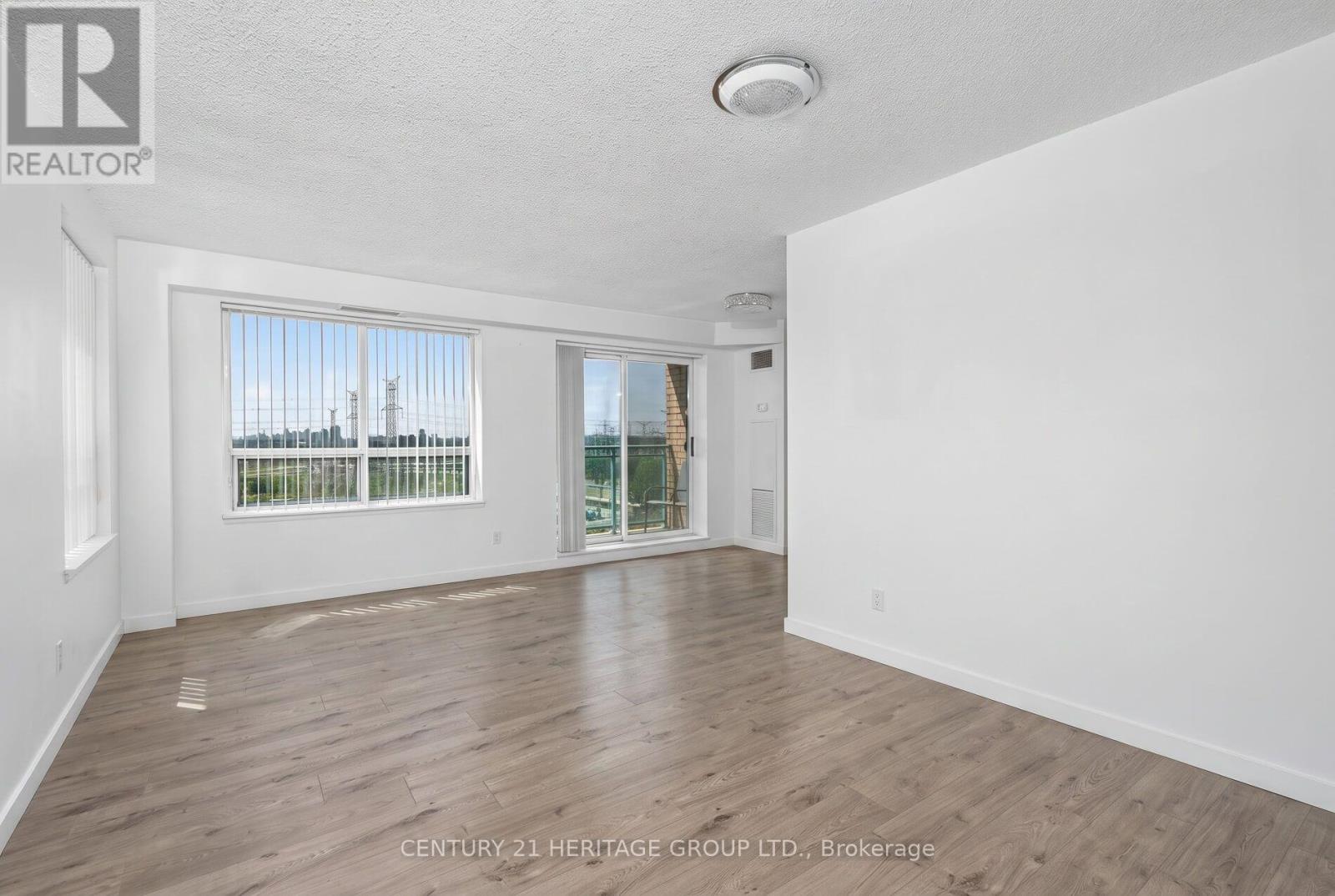 1017 - 39 Oneida Crescent Property Photo 4