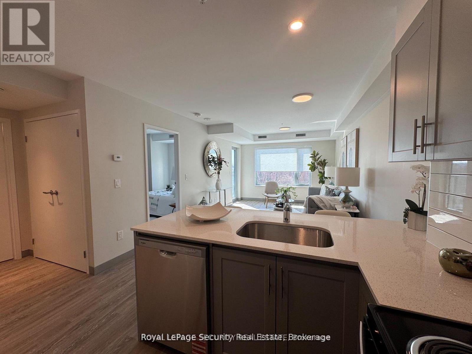 308 - 1015 Innisfil Beach Road Property Photo 4