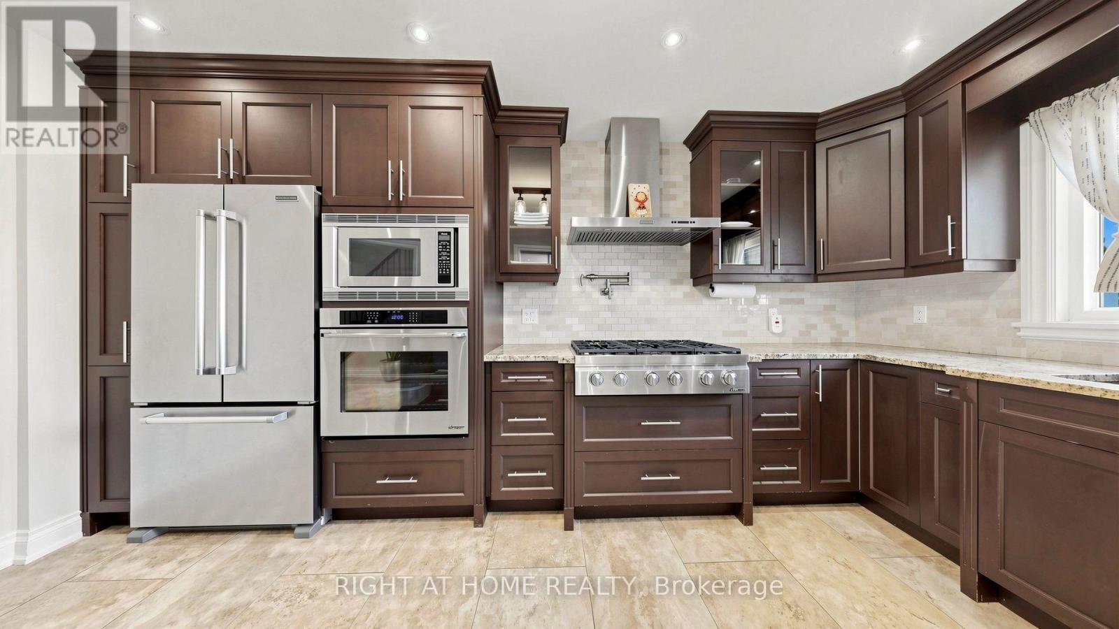 44 Robertson Close Property Photo 15