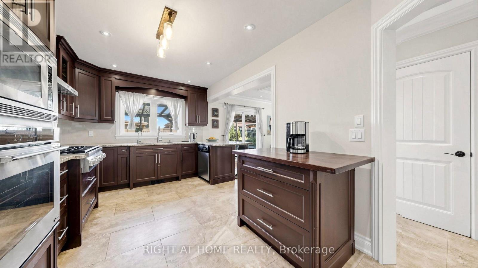 44 Robertson Close Property Photo 18