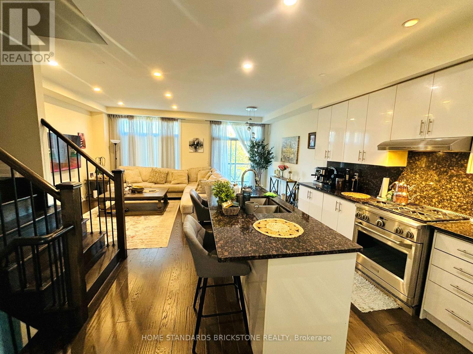 52 Duncombe Lane Property Photo 6