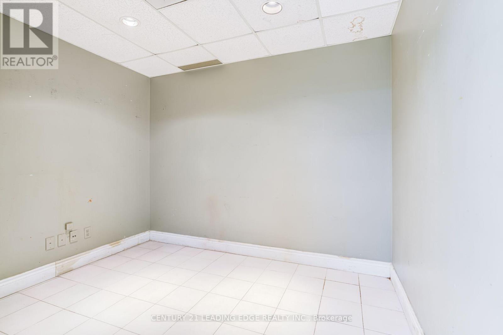 2nd Flr - 7601 Jane Street Property Photo 16