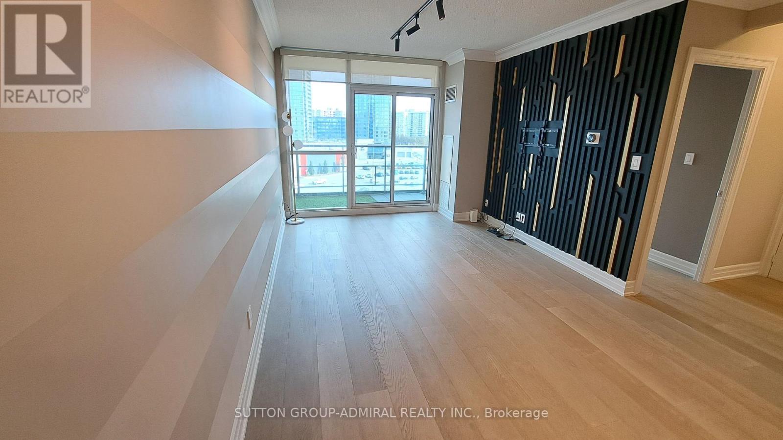#704 - 88 Promenade Circle Property Photo 3