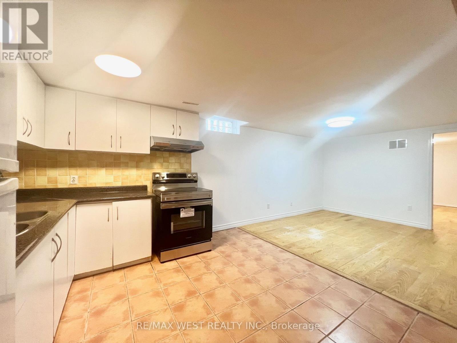 Bsmt - 147 Woodhall Road Property Photo 2