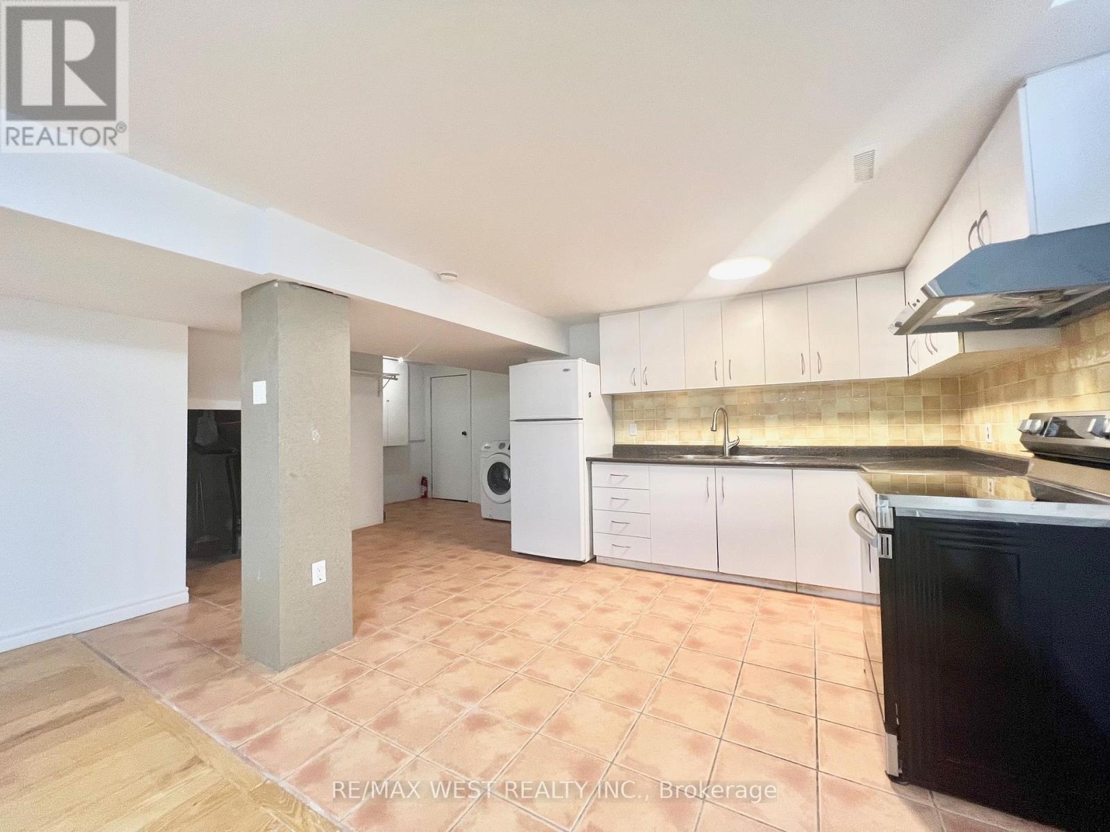 Bsmt - 147 Woodhall Road Property Photo 4