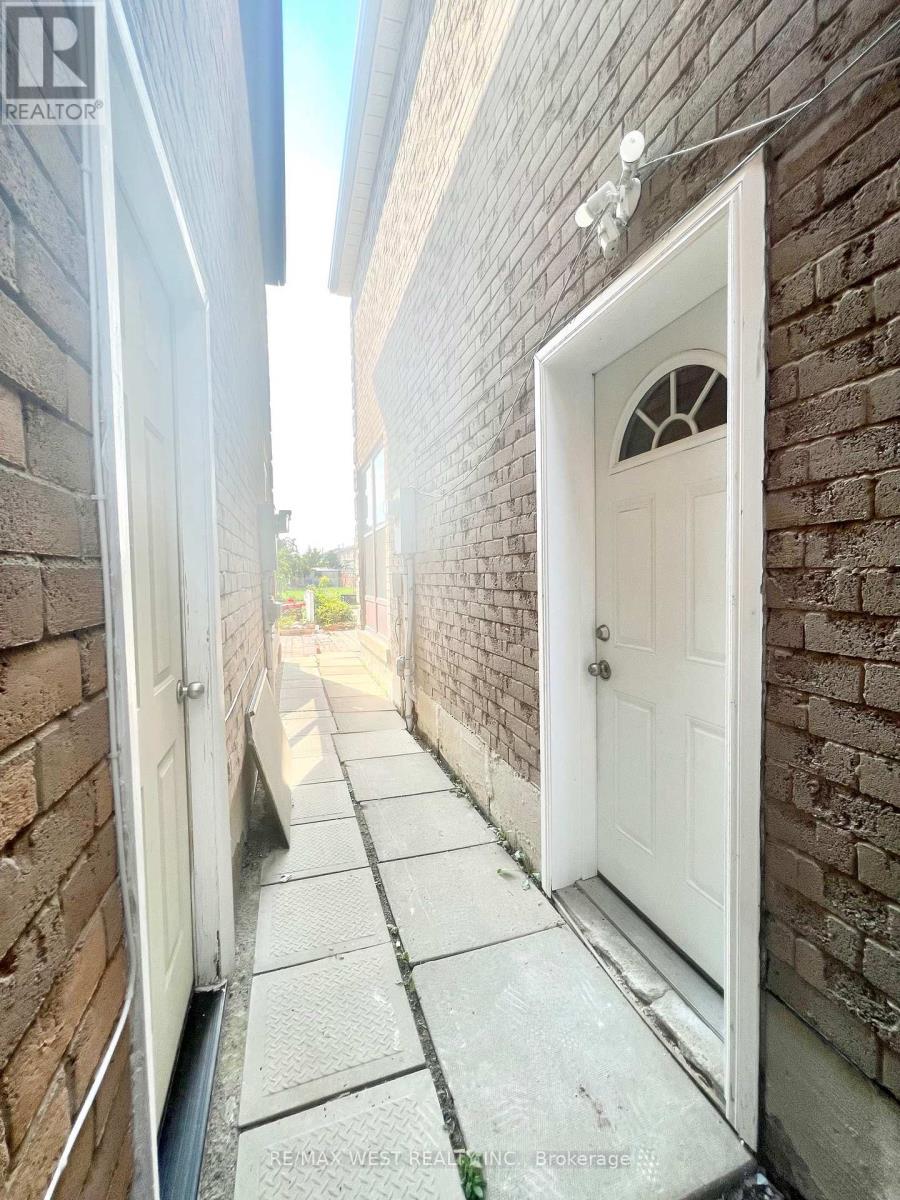 Bsmt - 147 Woodhall Road Property Photo 10