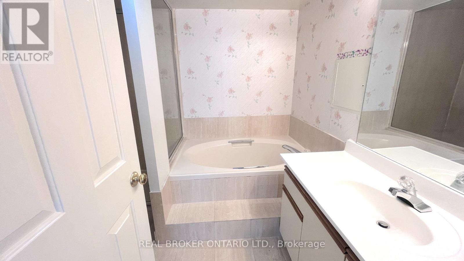 509 - 333 Clark Avenue W Property Photo 22