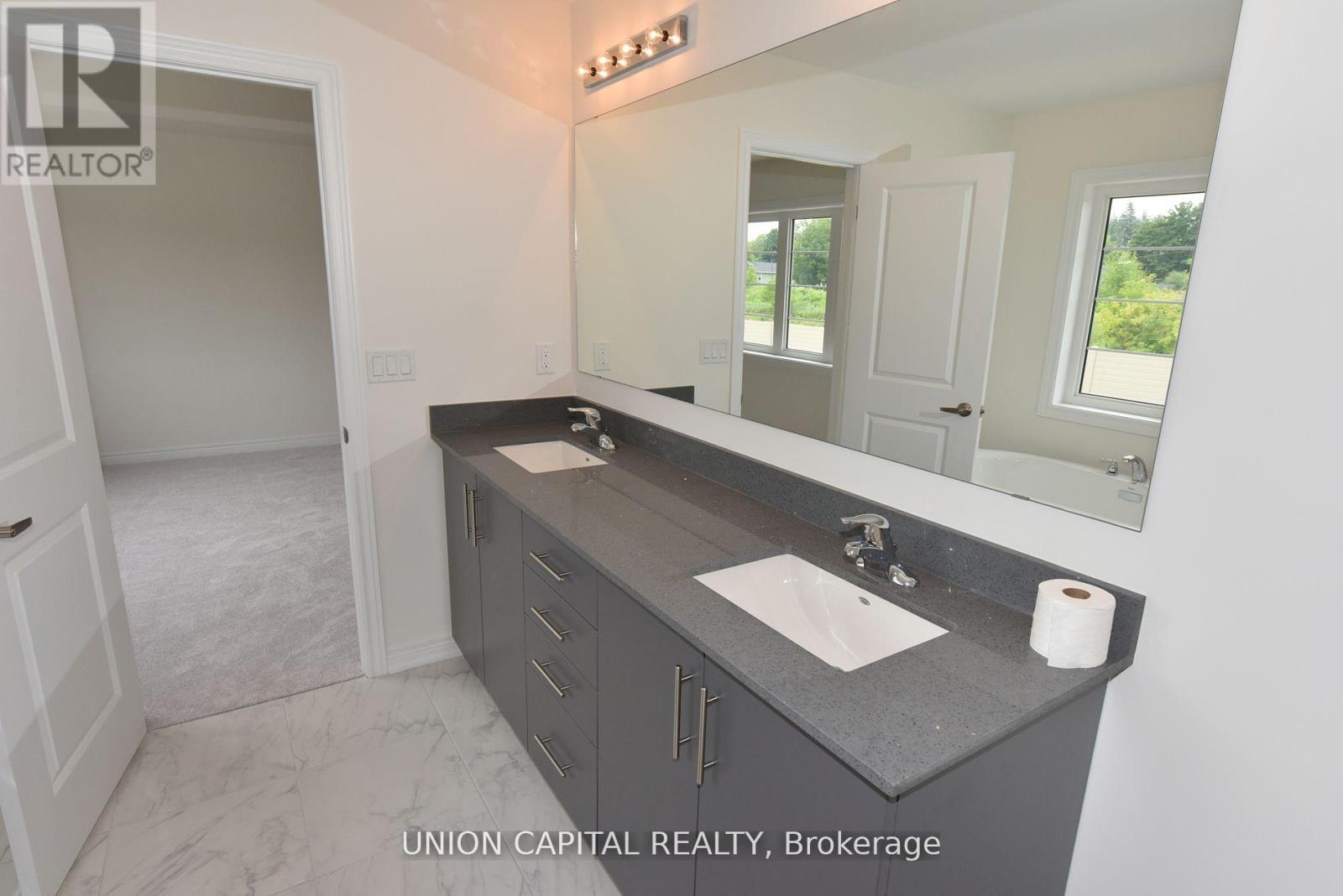 1378 Davis Loop N Property Photo 4