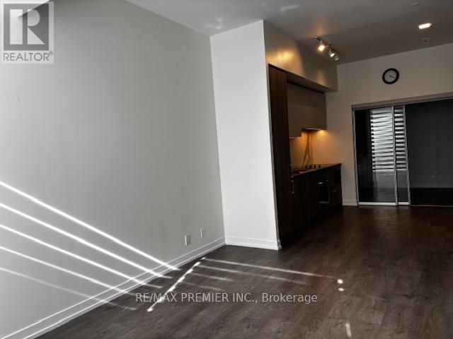 Th 20 - 7 Buttermill Avenue Property Photo 2