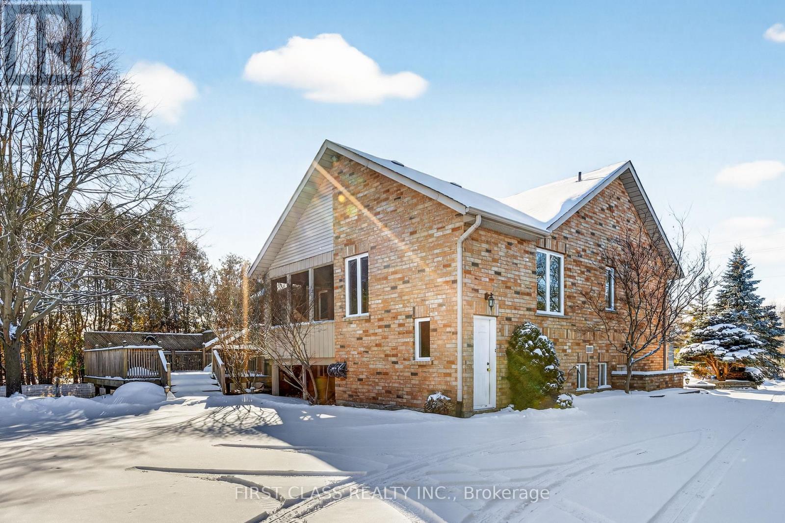 20173 Bathurst Street Property Photo 2