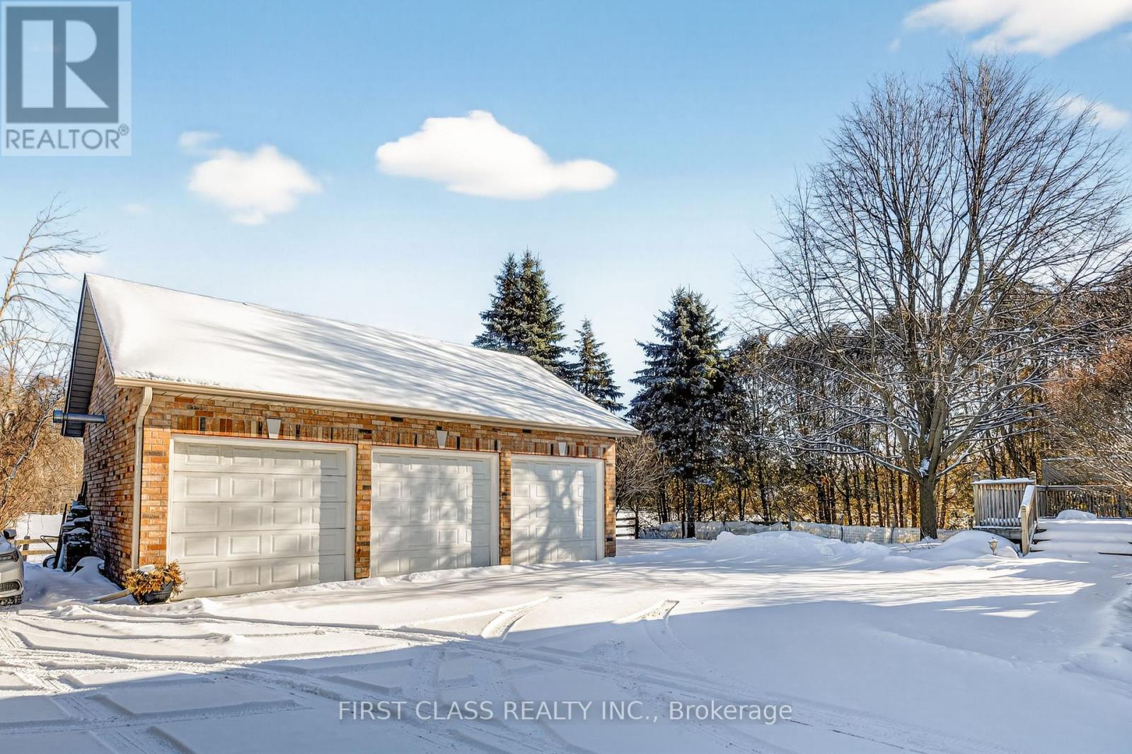 20173 Bathurst Street Property Photo 3