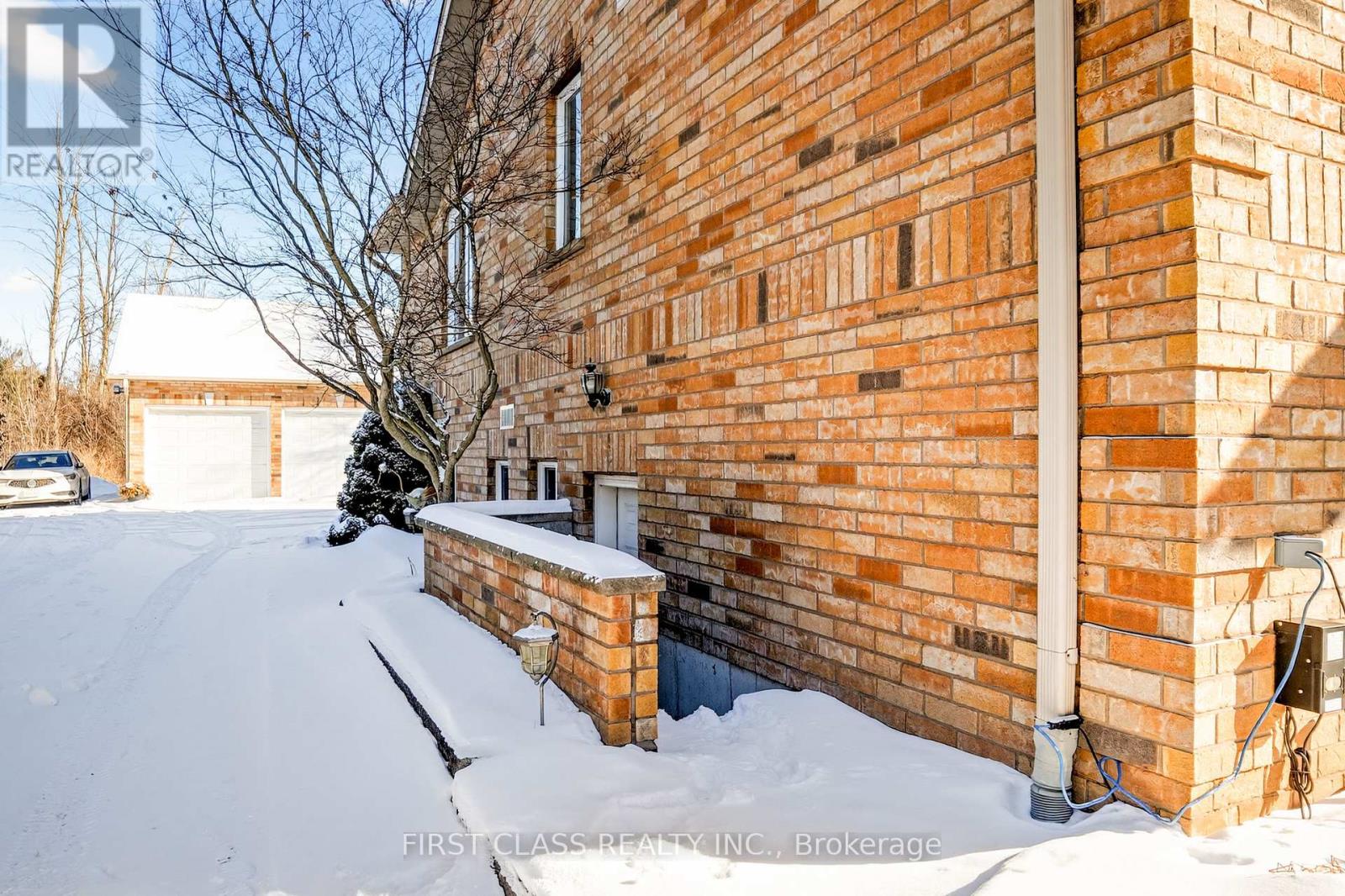 20173 Bathurst Street Property Photo 5