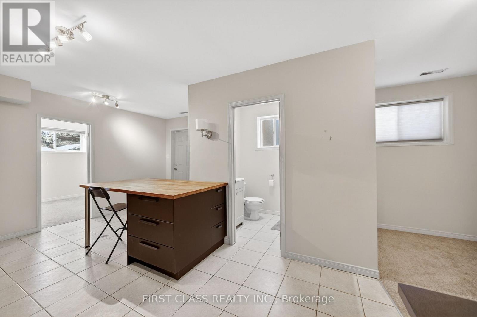 20173 Bathurst Street Property Photo 6
