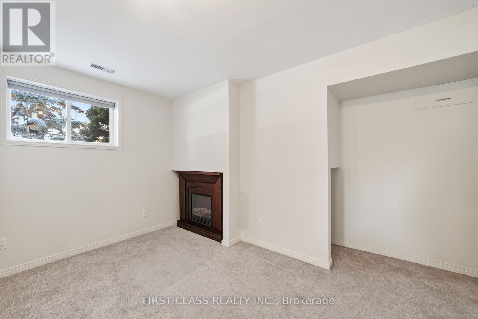 20173 Bathurst Street Property Photo 7