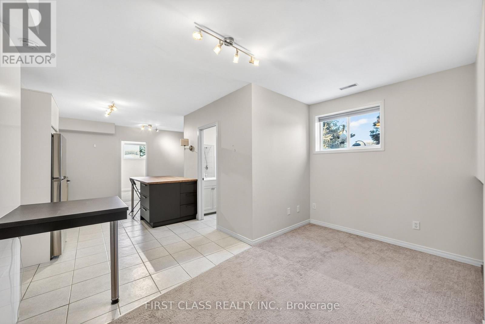 20173 Bathurst Street Property Photo 8