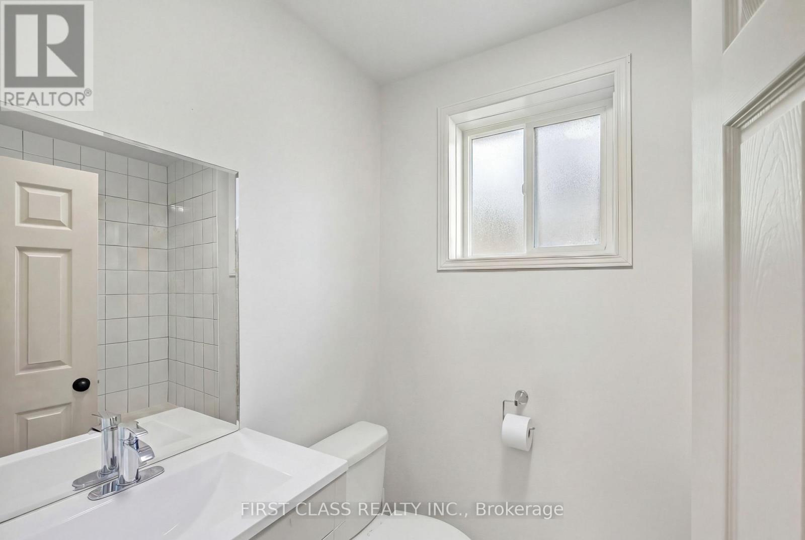 20173 Bathurst Street Property Photo 9
