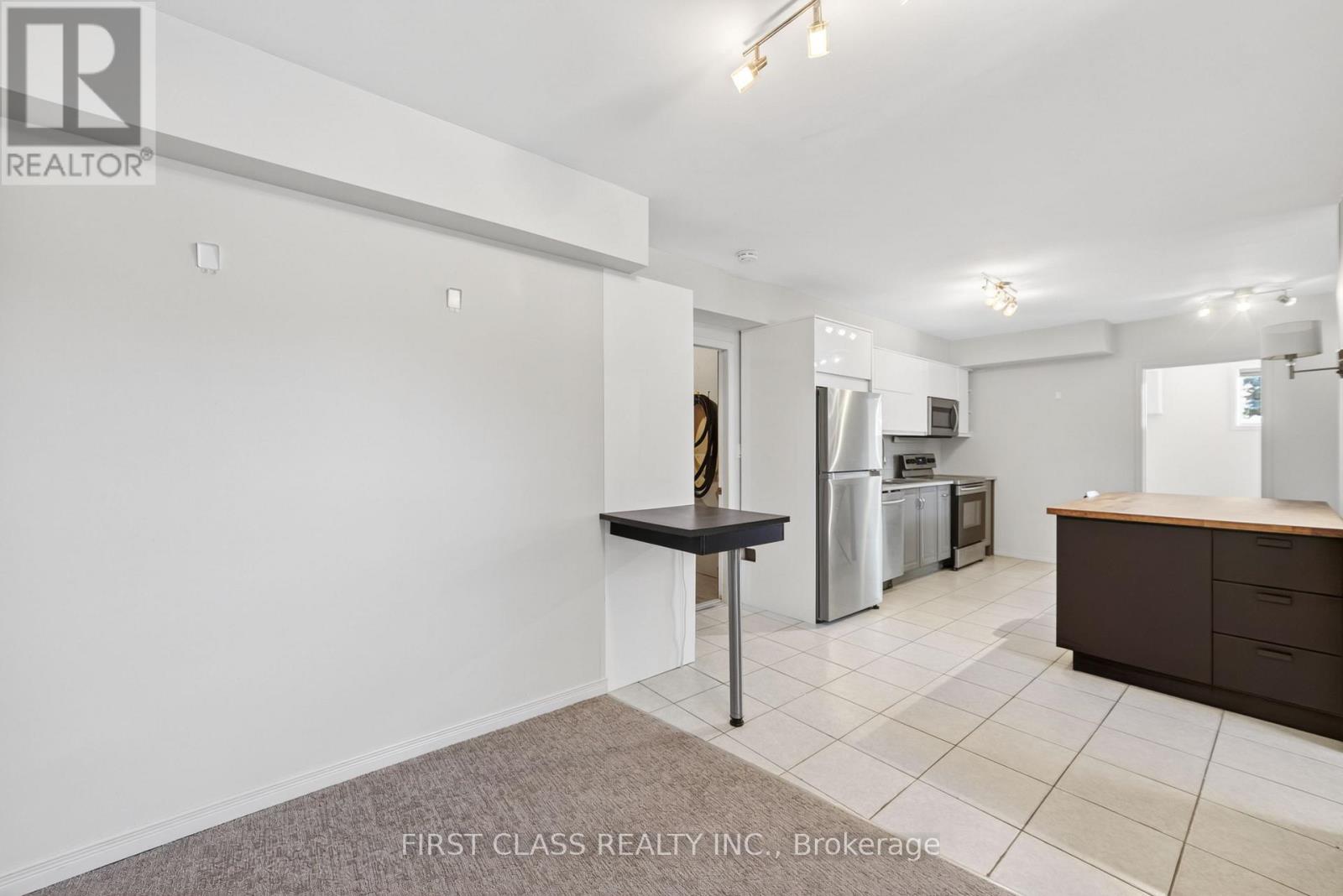 20173 Bathurst Street Property Photo 10