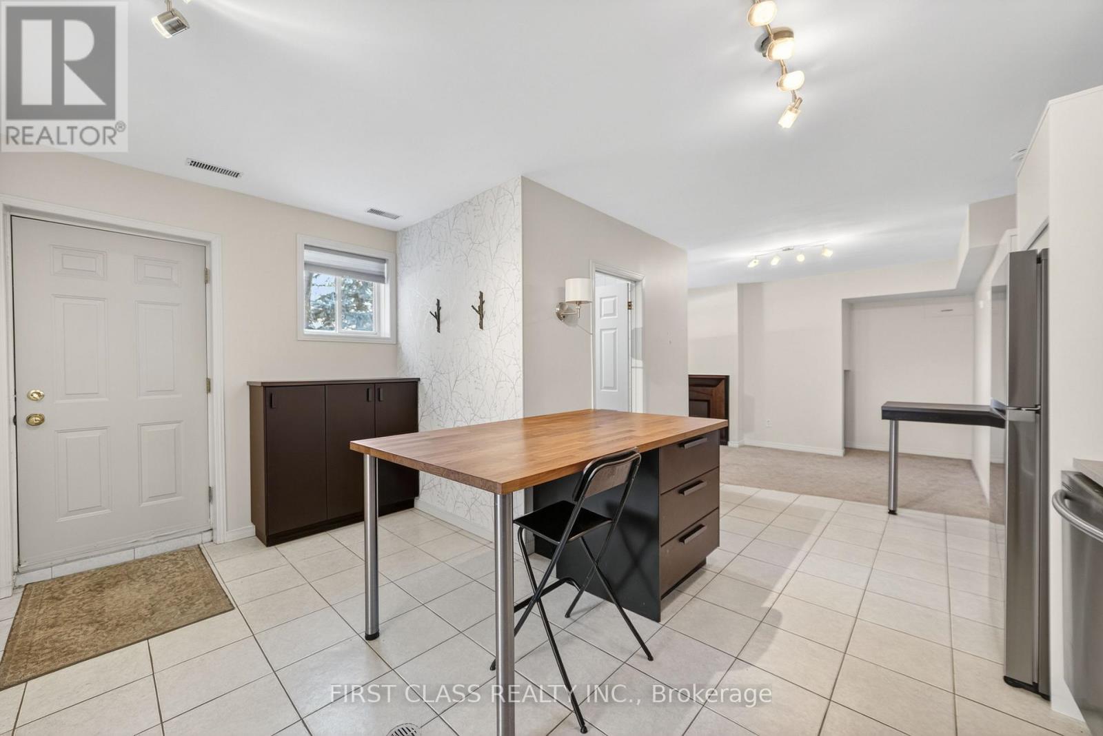 20173 Bathurst Street Property Photo 11