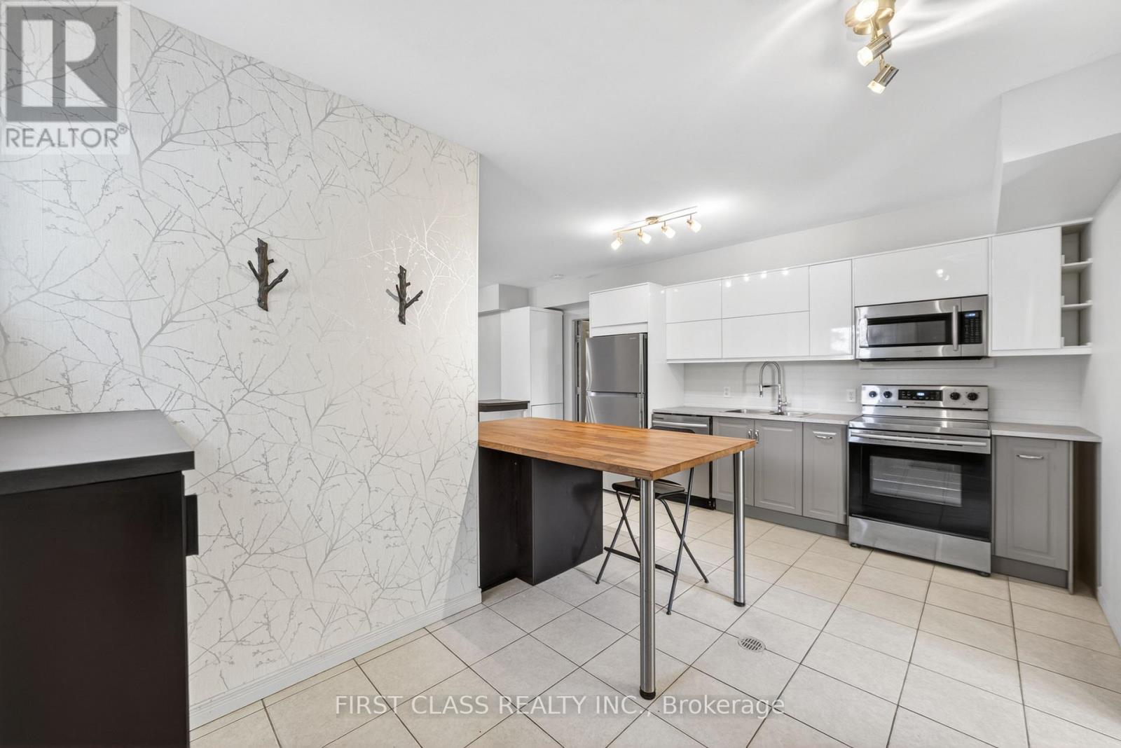 20173 Bathurst Street Property Photo 12