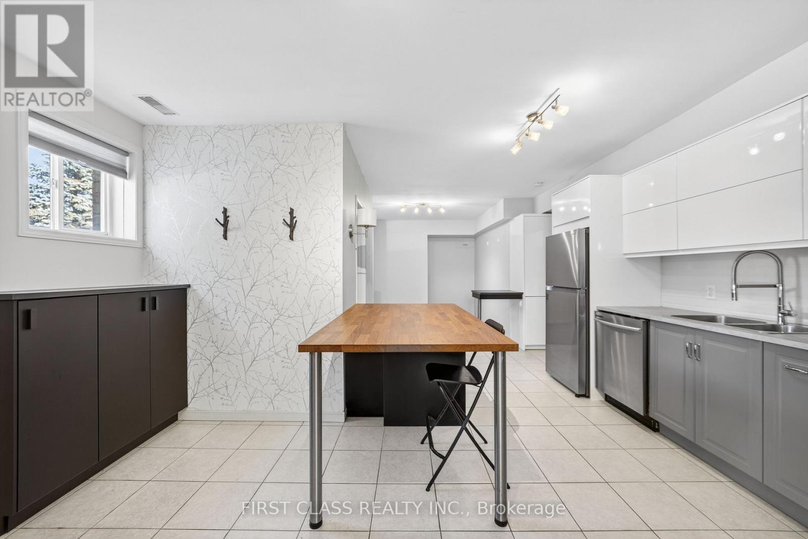 20173 Bathurst Street Property Photo 13