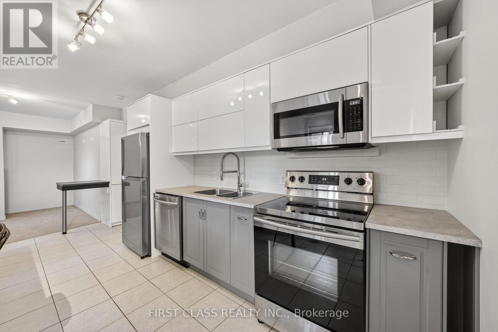20173 Bathurst Street Property Photo 14