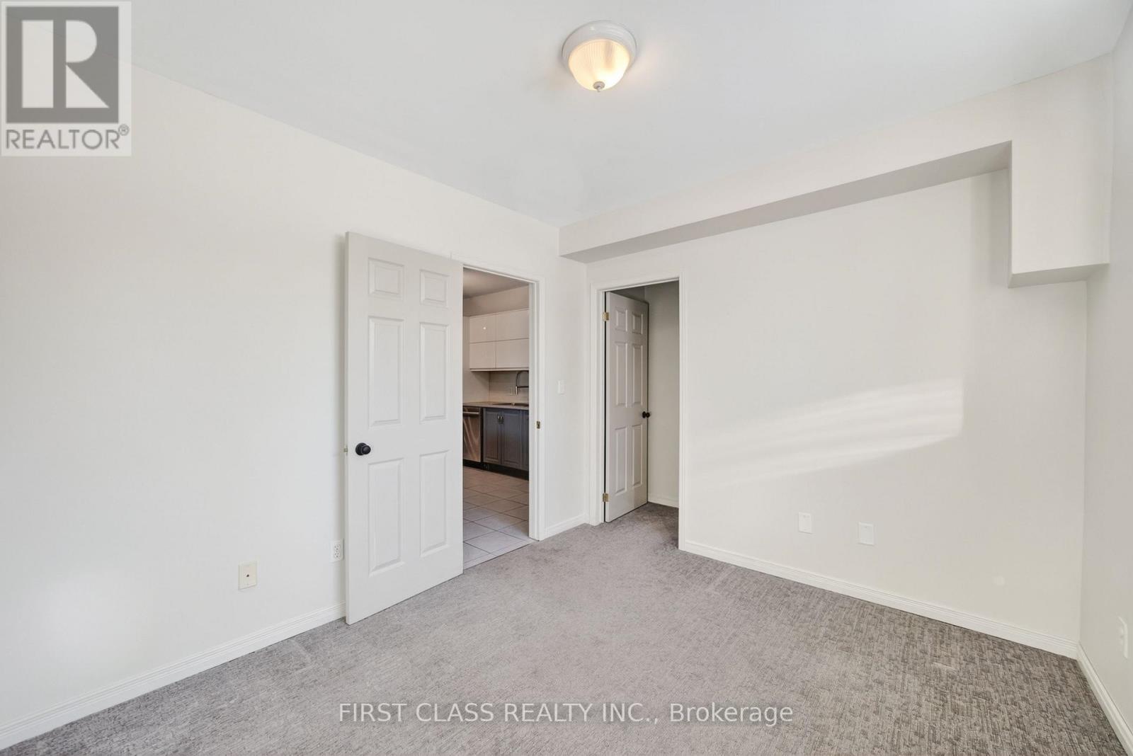 20173 Bathurst Street Property Photo 16
