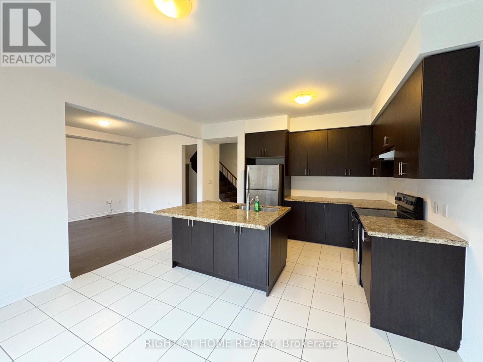 1528 Mcroberts Crescent Property Photo 2