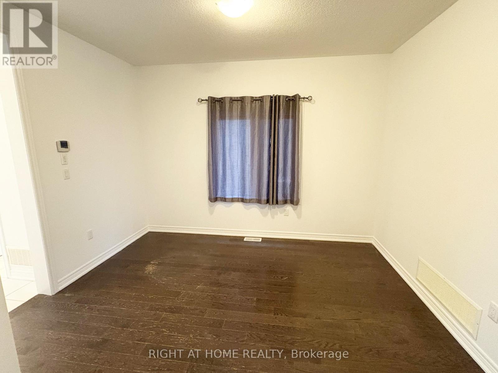 1528 Mcroberts Crescent Property Photo 4