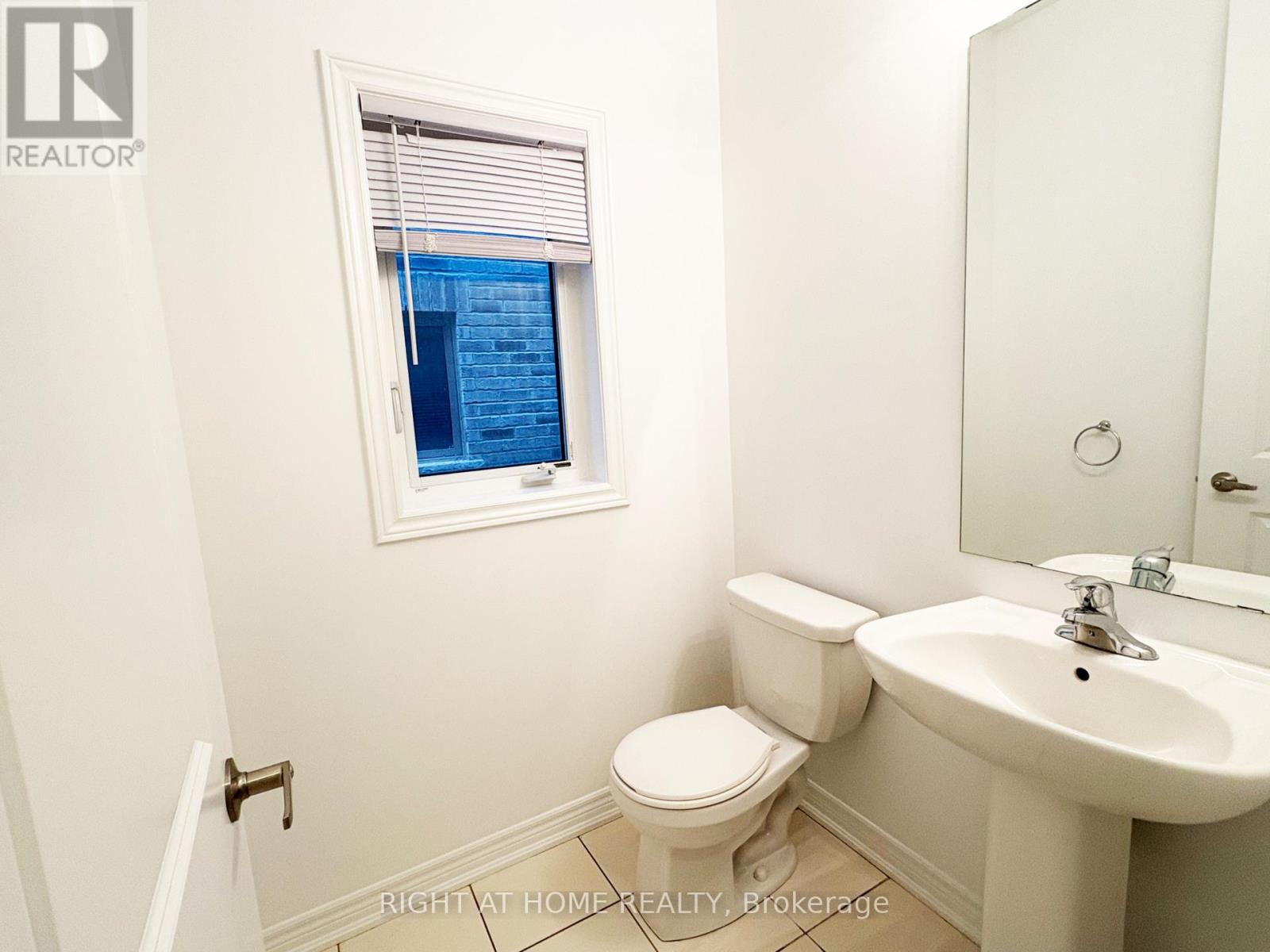 1528 Mcroberts Crescent Property Photo 6